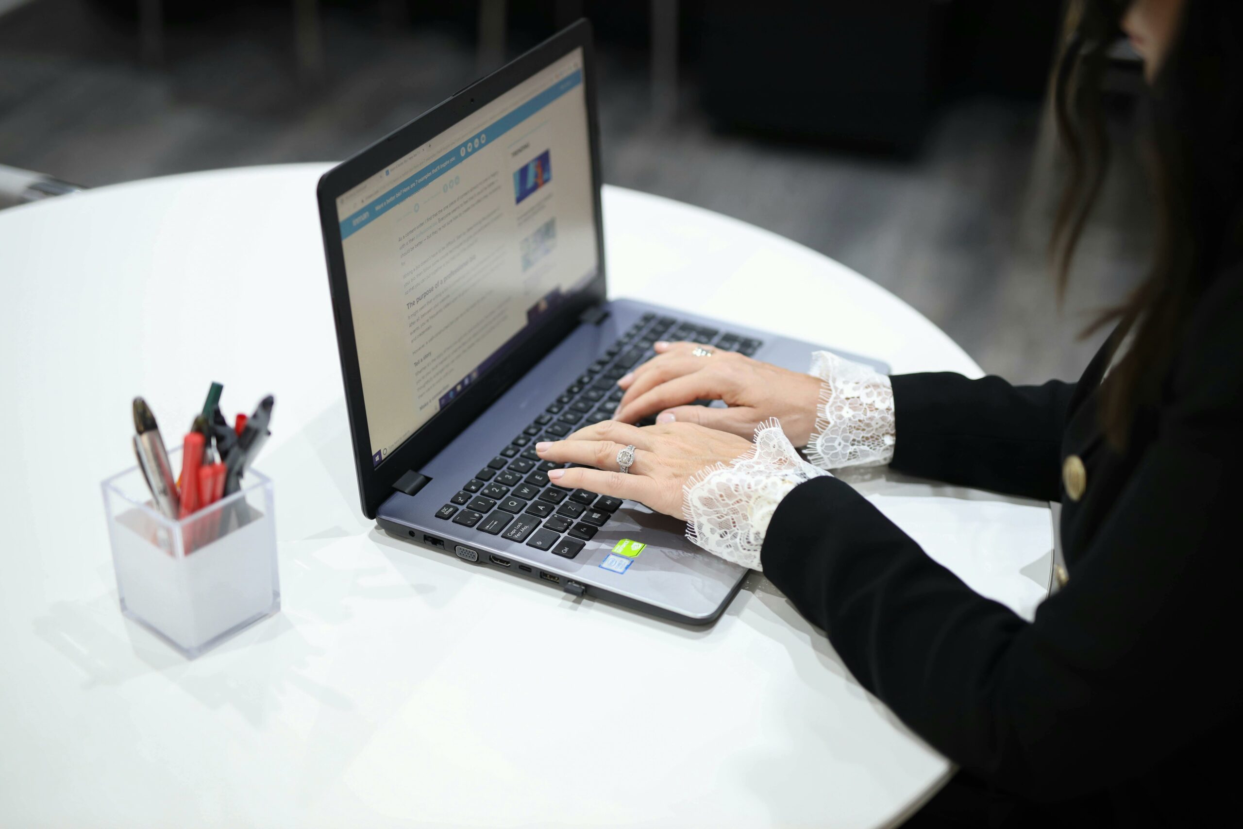 Frau, Die Einen Laptop Benutzt