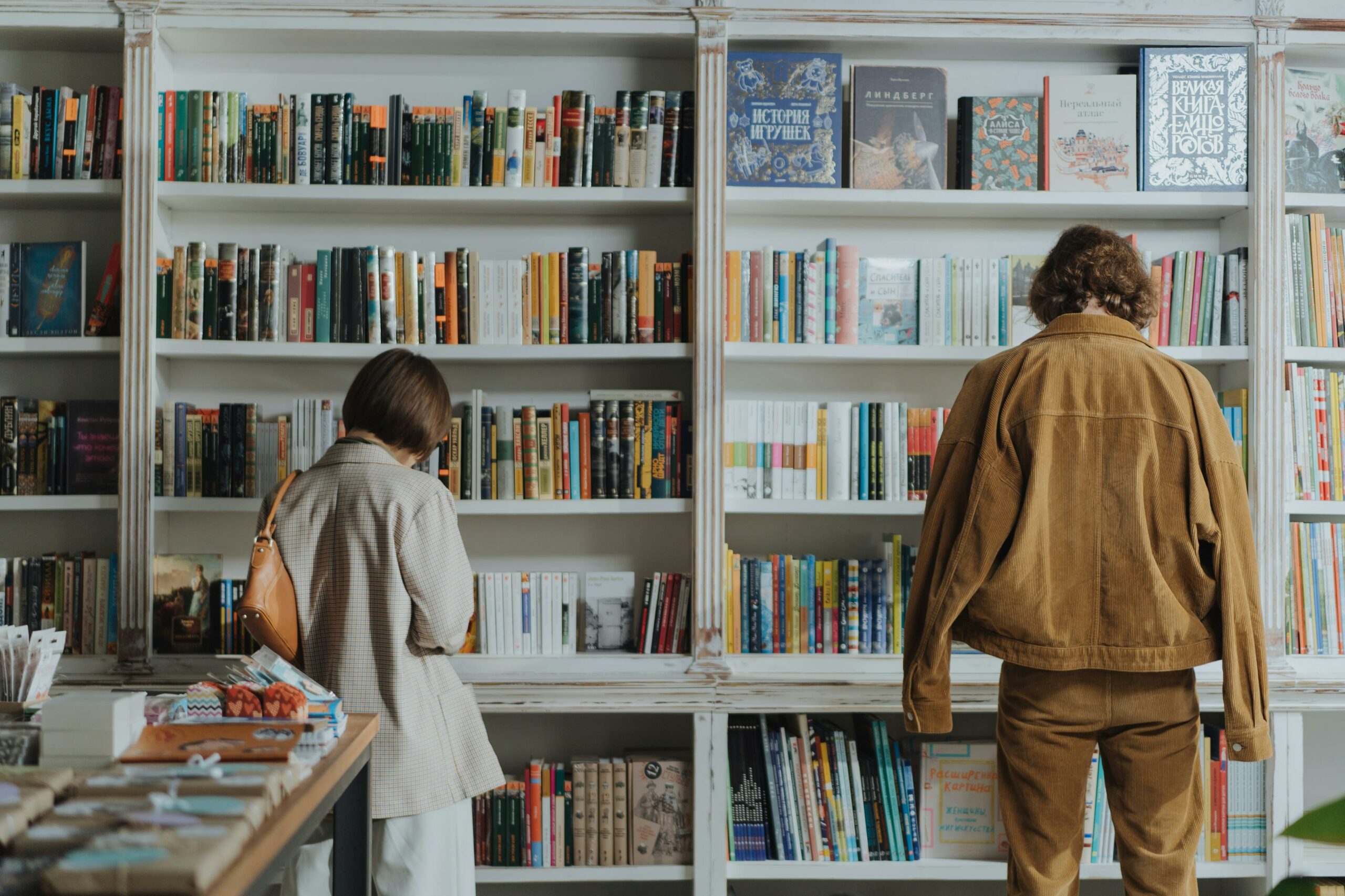 Frau Im Braunen Mantel, Der Vor Büchern Steht