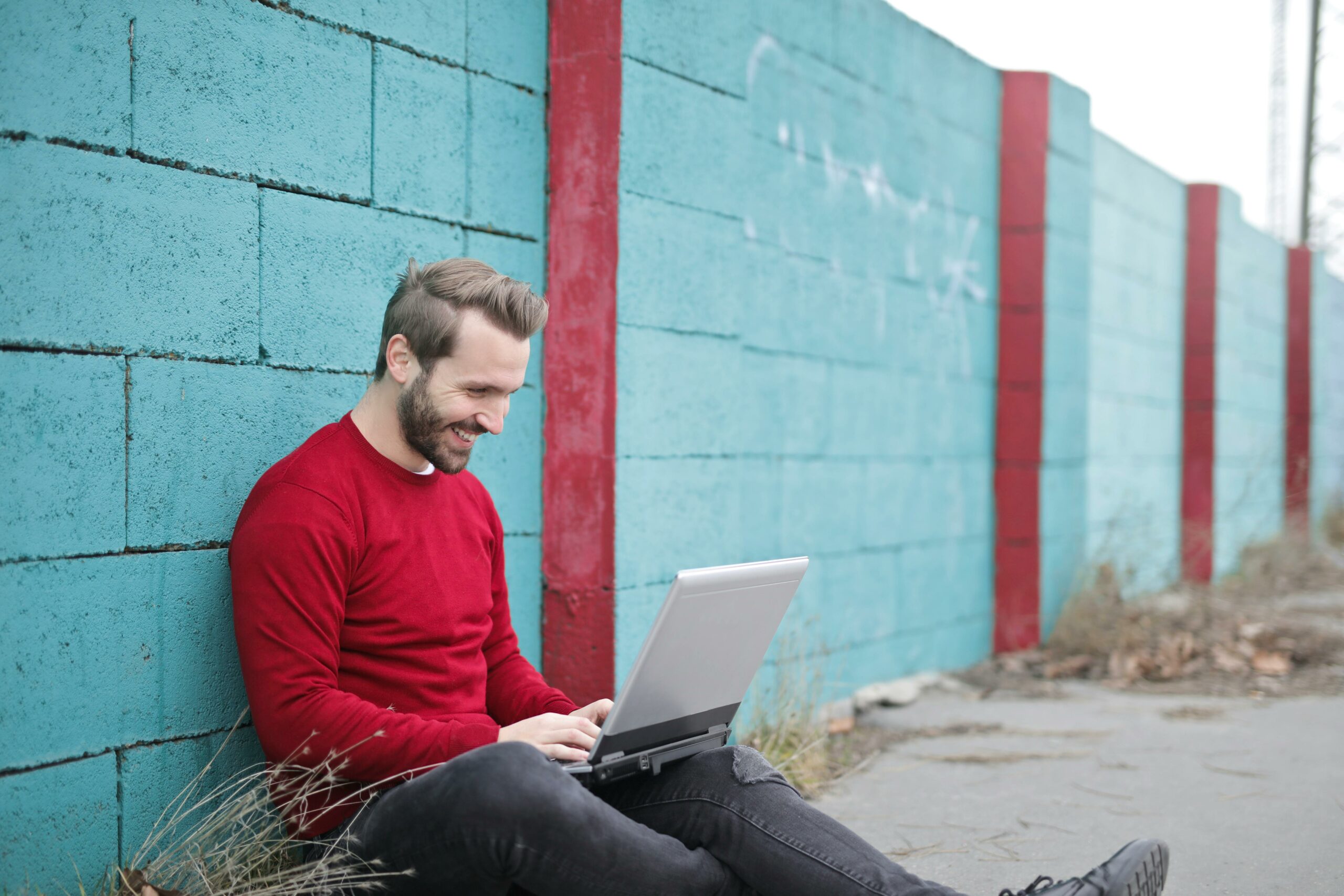 Mann, Der Gegen Wand Mit Laptop Lehnt